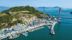 eine Luftaufnahme eines Yachthafens mit Booten im Wasser in der Unterkunft Yeosu Nangmanstay pension in Yeosu