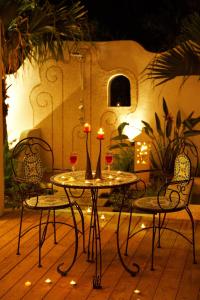 a table with two wine glasses and two chairs at Fennel Resort in Checheng