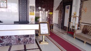 eine Lobby mit einem Schild mitten in einem Gebäude in der Unterkunft أرقى خيال للوحدات السكنية in Chamis Muschait