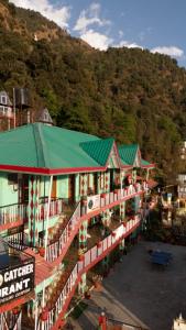 an overhead view of a building with a green roof at dreamcatcher homestay in Jāmb