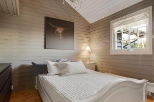 En eller flere senge i et værelse på Bekkeblom, family cabin with extension in Hafjell