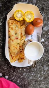 Een bord met fruit en sinaasappels op tafel. bij Huasheng Hotel in Dar es Salaam
