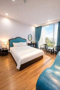 Postel nebo postele na pokoji v ubytování Nhật Tân Hotel