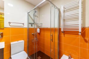 Un baño con inodoro y ducha de cristal. en Magnifico, en Pozuelo de Alarcón 26 fotos más