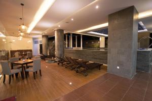 Prostor za sedenje u objektu Tara Hotel Yogyakarta