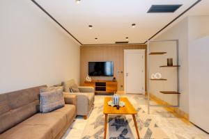 TV a/nebo společenská místnost v ubytování Central Apartments - Brand-New Designer Rooms - Elevator Access - Steps from Taksim & Seaside