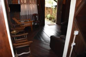 een hal van een huis met stoelen en een tafel bij Diamond bay villa Weligama in Weligama