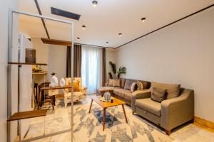 Posezení v ubytování Central Apartments - Brand-New Designer Rooms - Elevator Access - Steps from Taksim & Seaside