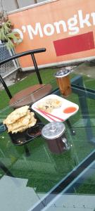 MuaratembesiHOTELL Bumi的桌子上摆着一盘食物和饮料