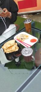 MuaratembesiHOTELL Bumi的桌子上摆着一盘食物和饮料