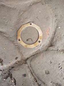 MuaratembesiHOTELL Bumi的街上地上放着一个木制马桶座圈