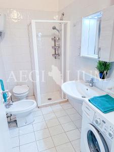 ein Badezimmer mit Toilette, Waschbecken und Waschmaschine in der Unterkunft Pesciolino Bianco in Campese