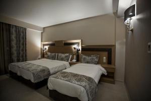 Postel nebo postele na pokoji v ubytování Grand Meteora Hotel + 29 fotografií