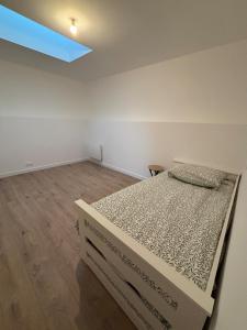 una camera con letto e lucernario di Verdun a Savenay