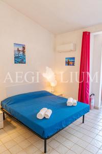 ein Schlafzimmer mit einem blauen Bett und einem roten Vorhang in der Unterkunft Pesciolino Bianco in Campese