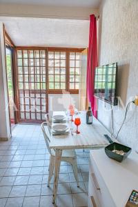 eine Küche mit Tisch und Stühlen in einem Zimmer in der Unterkunft Pesciolino Bianco in Campese