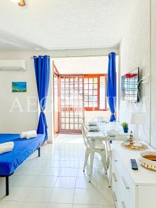 ein Wohnzimmer mit einem Tisch und blauen Vorhängen in der Unterkunft Pesciolino Blu in Campese