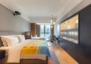 ein Hotelzimmer mit Bett und Flachbildfernseher in der Unterkunft Chongqing From Hotel in Chongqing