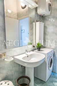 ein Badezimmer mit Waschbecken und Waschmaschine in der Unterkunft Pesciolino Blu in Campese + 12 Fotos