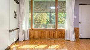 a room with a large window and a wooden floor at Gapyeong Yeoul kids pension in Gapyeong +1 photo