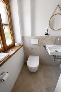 Et badeværelse på Chalet Kreuth II - Private Alpine Chalet next to Tegernsee for Family & Friends - including Sauna & free parking + 12 billeder