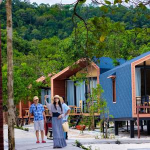 duas mulheres do lado de fora de uma pequena casa em Royal C Resort em Koh Rong Island