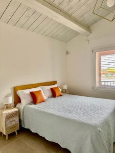 Casa Fiorita في كاستل بولونيز: غرفة نوم بسرير كبير ونافذة +26 صورة