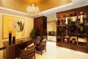 - un hall avec un bar avec des chaises et un lustre dans l'établissement Crowne Plaza Beijing Chaoyang U-Town, an IHG Hotel, à Pékin