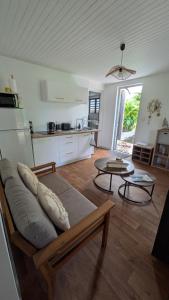 Una cocina o kitchenette en Ti Kaz chez Anita et Bruno F3 proches des plus belles plages sud de la Martinique 3 fotos más