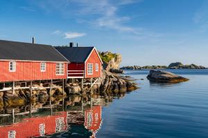 レクネスにあるStatles Rorbu- og Konferansesenter ASの水上の桟橋赤い家