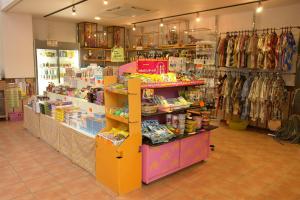 einen Laden mit Ladendiebstahl in einem Laden in der Unterkunft Rakuchin in Naha
