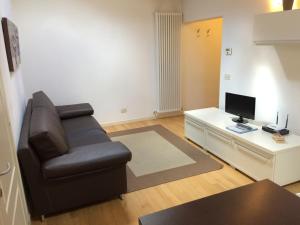 a living room with a couch and a television at Corte Trambai in Gambellara