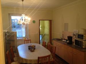 eine Küche mit einem Tisch und Stühlen sowie ein Esszimmer in der Unterkunft Pension Karsten Mertens in Gardelegen