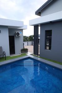 Бассейн в Yoga Luxury Lodge или поблизости