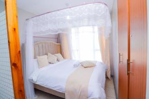 En eller flere senge i et værelse på Tsavo apartment