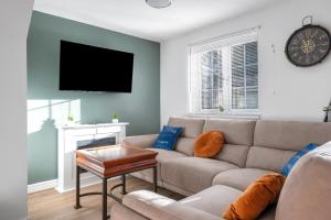 a living room with a couch and a tv at 4 Bedroom Family & Contractor House in Colwick, Nottingham - Sleeps 8 - By CircleWay Homes in Nottingham