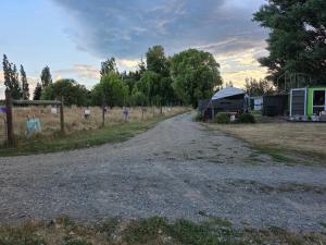 ein Schotterweg mit einem Zelt und einem Zaun in der Unterkunft Harleston House - Accomodation and Vineyard in Sefton