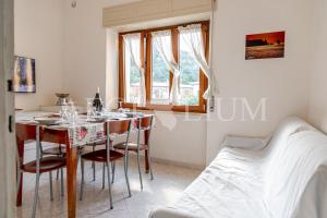 ein Esszimmer mit Tisch und Stühlen und einem Bett in der Unterkunft Rudy in Campese + 16 Fotos