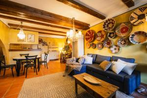 un soggiorno con un divano blu e un tavolo di Hotel Boutique Barosse Family & Pet Friendly Roo a Jaca