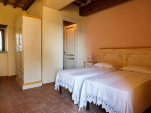 En eller flere senge i et værelse på Beautiful farmhouse with swimming pool + 32 billeder