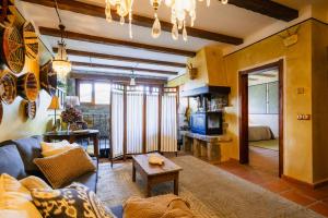 un soggiorno con un divano e un tavolo di Hotel Boutique Barosse Family & Pet Friendly Roo a Jaca Altre 127 foto