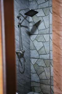 VarianiにあるRanch in Varianiの石壁のバスルーム(シャワー付) +24枚の写真