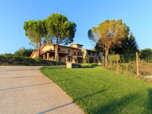 En have udenfor Beautiful farmhouse with swimming pool