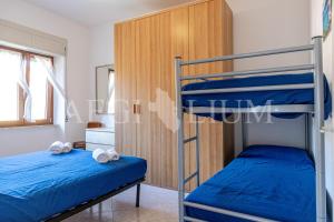 ein Schlafzimmer mit zwei Etagenbetten in einem Zimmer in der Unterkunft Rudy in Campese