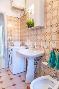 ein Badezimmer mit Waschbecken und Toilette in der Unterkunft Rudy in Campese