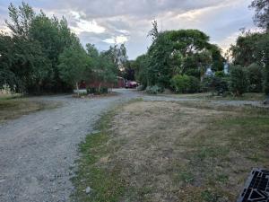 eine leere Schotterstraße mit Bäumen im Hintergrund in der Unterkunft Harleston House - Accomodation and Vineyard in Sefton + 3 Fotos