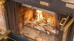 een vuur in een stenen oven met wat voedsel erin bij Gapyeong Yeheaden Pension in Pocheon +1 foto