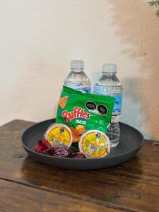 um prato com um pacote de batatas fritas e duas garrafas de água em Apartment #4 for 4 Central-WiFi-consulate em Matamoros