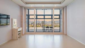 Una televisión o centro de entretenimiento en Yeosu Wayo Ocean View Pension