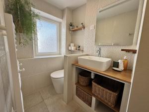 Phòng tắm tại HappyStay Family House By Dream Apartments